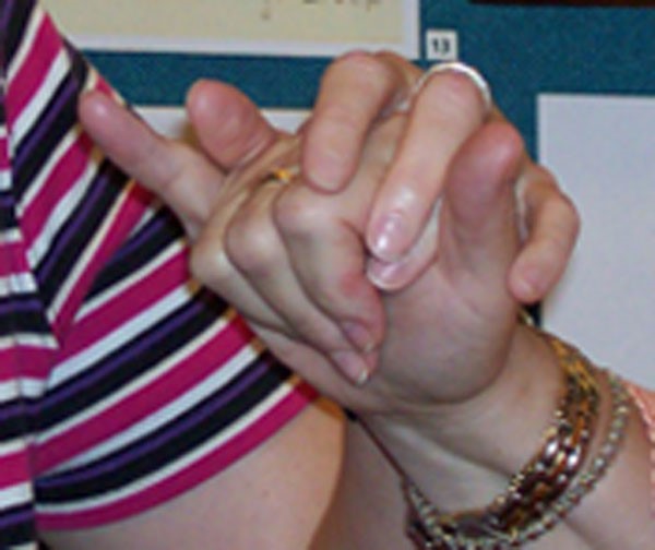 Kurčneregio rankos bendraujančios taktiline pirštų abėcėle